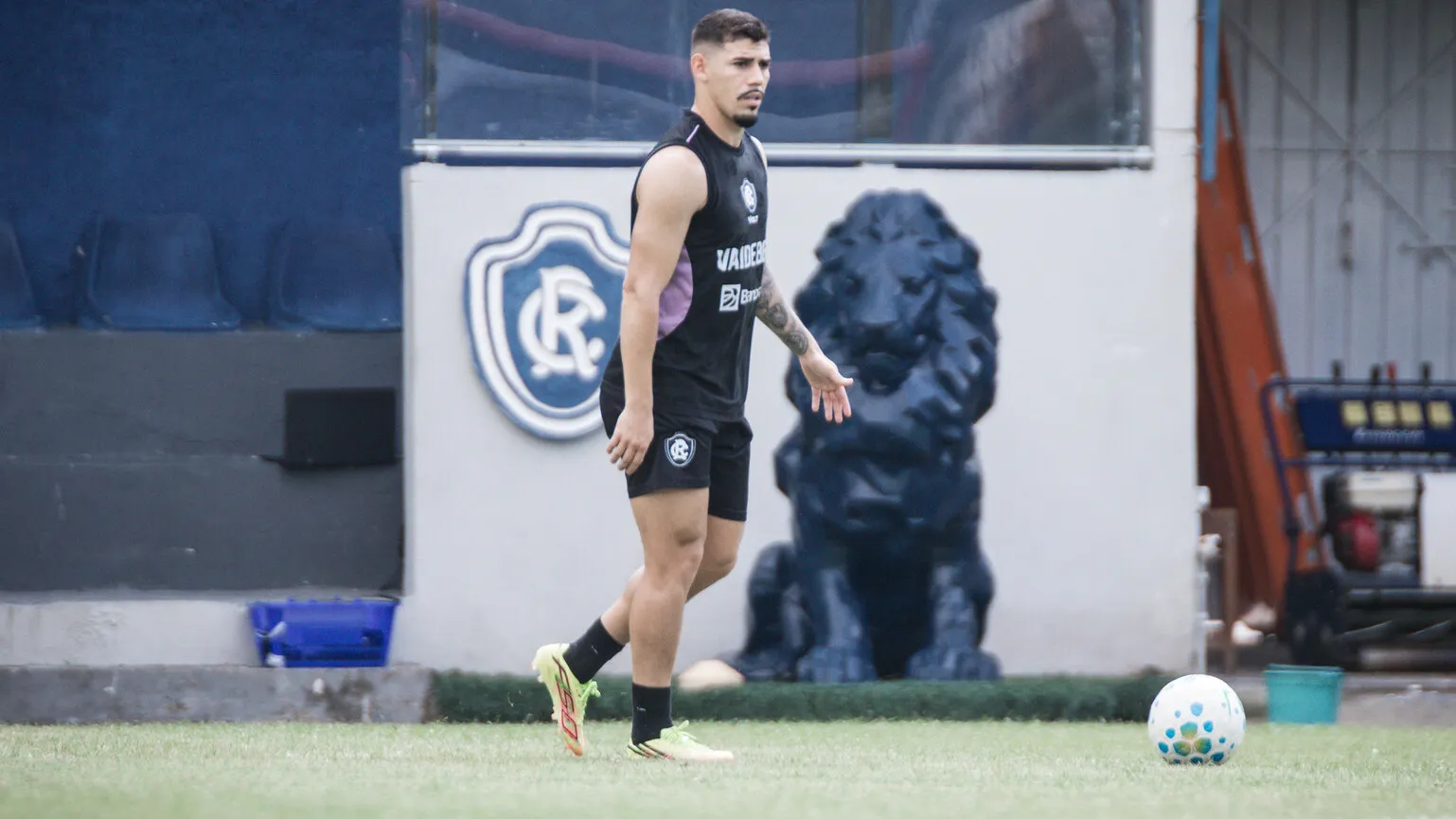 Remo enfrenta o Bahia com a ausência do lateral Mayk, lesionado. Detalhes sobre a situação do time e a importância do jogo na Série A.