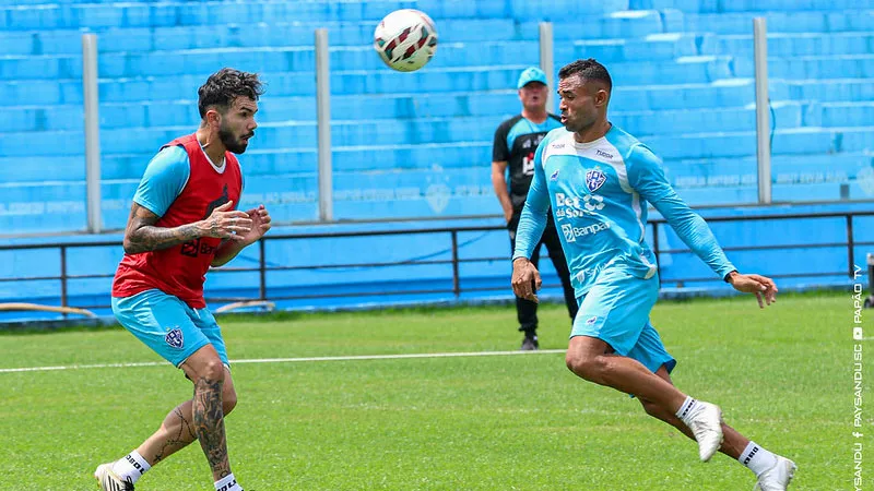 Nico Schiappacasse (colete vermelho) expressa sua motivação e expectativas antes da estreia pelo Paysandu