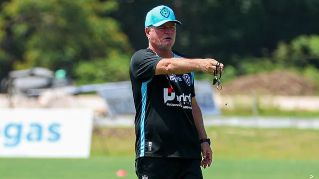 Mazola Júnior faz ajustes no Paysandu para partida crucial contra o Inter na Curuzu.