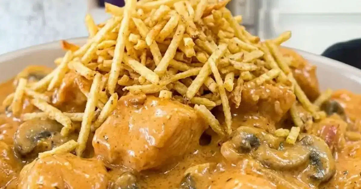 strogonoff de frango cremoso com batata palha caseira