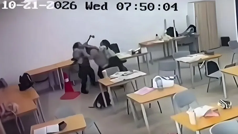 Adolescente de 16 anos ataca professora com machado em escola, transmitindo ao vivo. Confira os detalhes do crime em Kuching, Malásia.