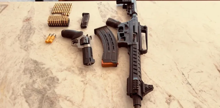 Durante a ação, os agentes apreenderam duas armas de fogo, 112 munições, duas caminhonetes e um aparelho celular.