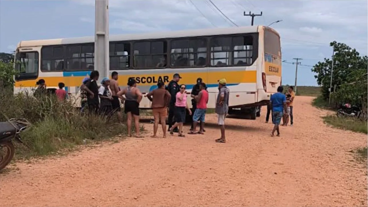 As jovens trafegavam na moto quando teriam sido surpreendidas por uma manobra do ônibus.