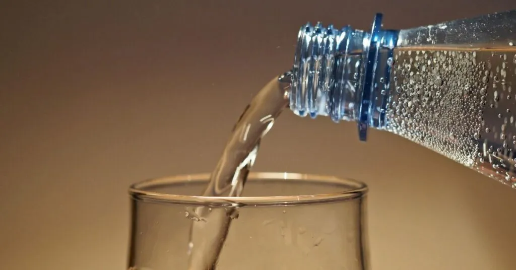 Água mineral com coliformes:  medida tem caráter cautelar e preventivo e permanecerá válida enquanto as autoridades realizam as avaliações necessárias para verificar a segurança do produto.