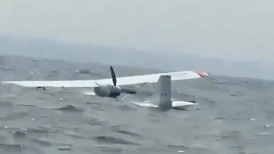 Imagens mostram avião dentro das águas do rio Tapajós, no Pará; causas da queda ainda não foram esclarecidas.