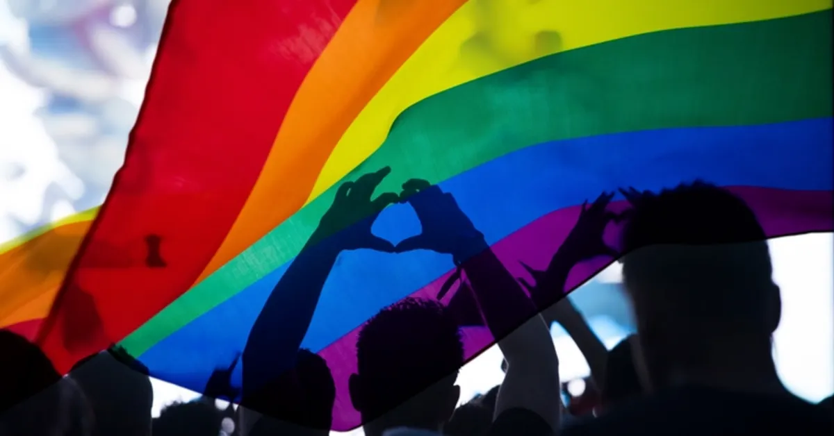 Ação de Cidadania LGBTQIAPN+ oferece serviços gratuitos de orientação jurídica, saúde, assistência social e acesso a direitos no Mercado de São Brás