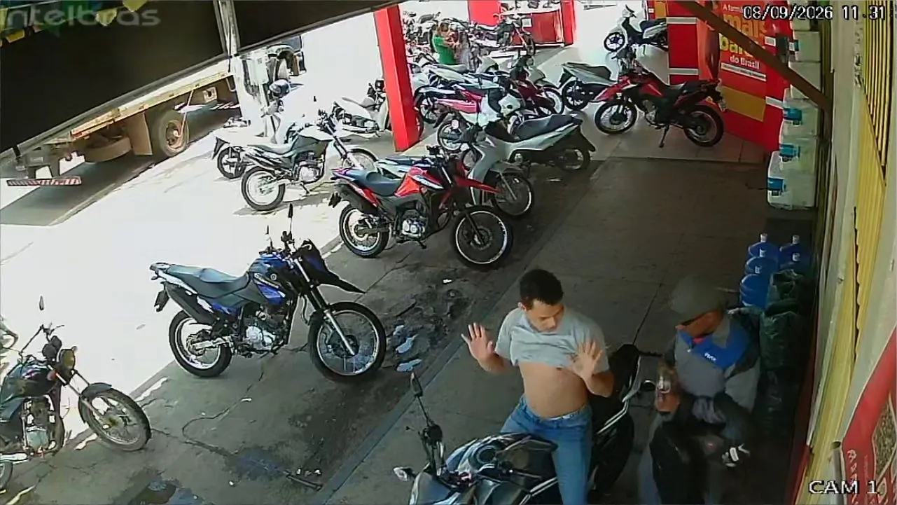 Câmera de segurança registra o exato momento em que o passageiro da motocicleta aborda a vítima perto da rotatória da BR-422, em Tucuruí.