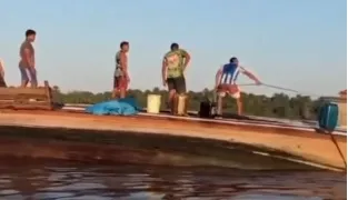 Os ocupantes precisaram ficar no casco da embarcação até a chegada do resgate