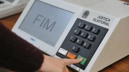 Aprenda como justificar sua ausência e pagar a multa das Eleições 2026. Veja prazos e documentos necessários para regularizar sua situação.