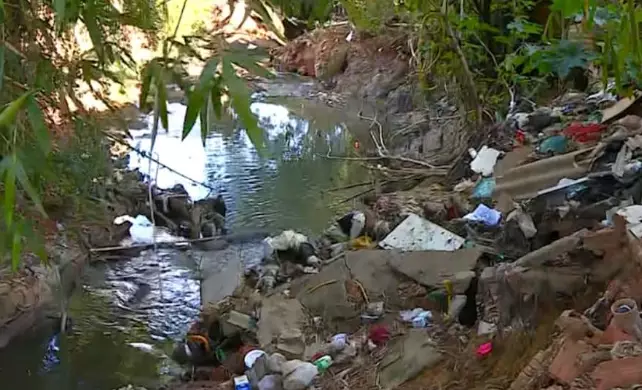 O choro do bebê foi ouvido por moradores que o encontraram em meio ao lixo