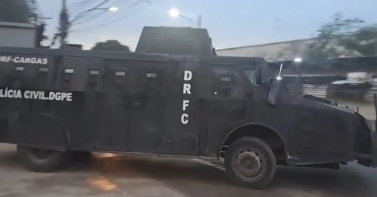 Operação contou com apoio de veículo blindado durante as diligências realizadas pela Polícia Civil contra a quadrilha suspeita de roubo de cargas e retirada de pneus de caminhões.