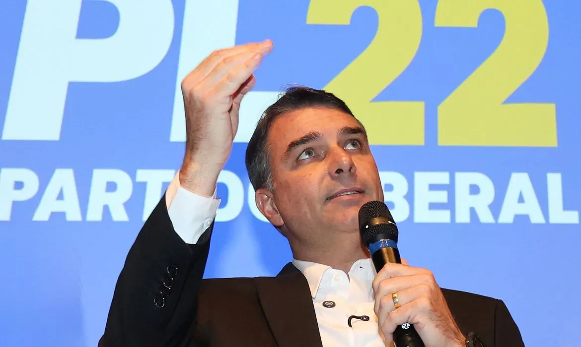 Flávio Bolsonaro foi filiado irregularmente ao Missão no início deste mês