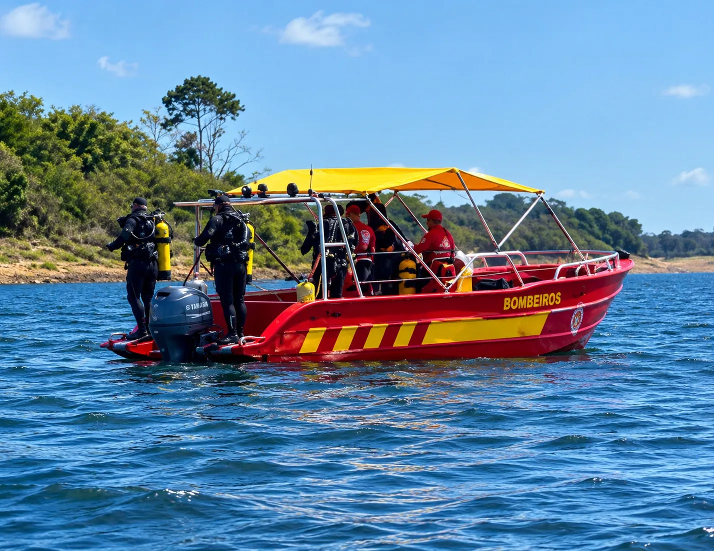 Equipes do Corpo de Bombeiros e mergulhadores especializados realizam varredura no local para tentar localizar o jovem