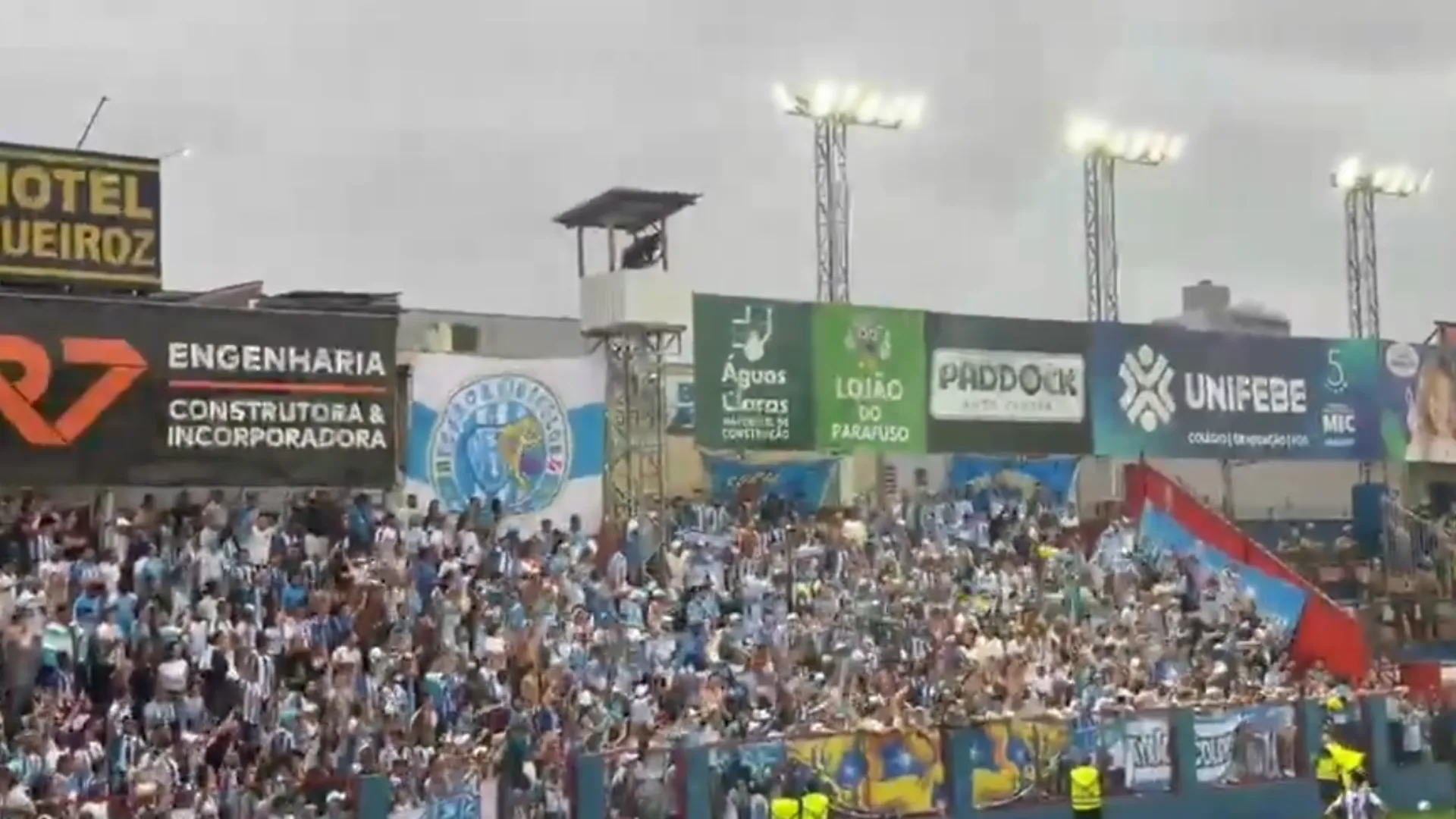Súmula da partida Brusque x Paysandu revela falhas de segurança que levaram à interrupção do jogo e sua retomada sem público no dia seguinte.