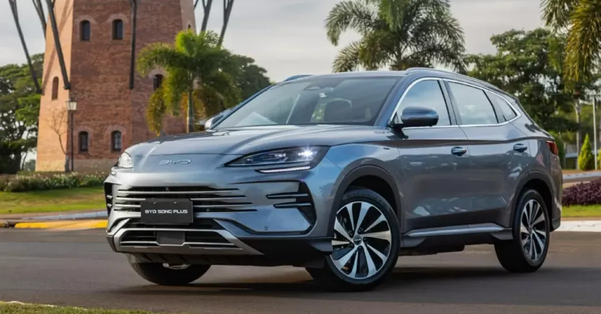 A presença de 16 marcas chinesas mostra como o mercado automotivo brasileiro mudou rapidamente, com elétricos, híbridos e SUVs como o BYD Song Plus ganhando cada vez mais espaço entre os consumidores.