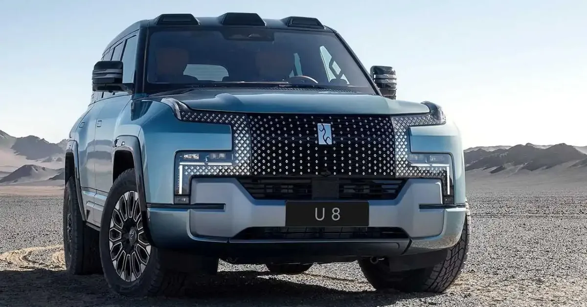 Nova regra da CNH B permite que motoristas conduzam veículos elétricos e híbridos de até 4.250 kg, ampliando o espaço para SUVs chineses de luxo no mercado brasileiro.