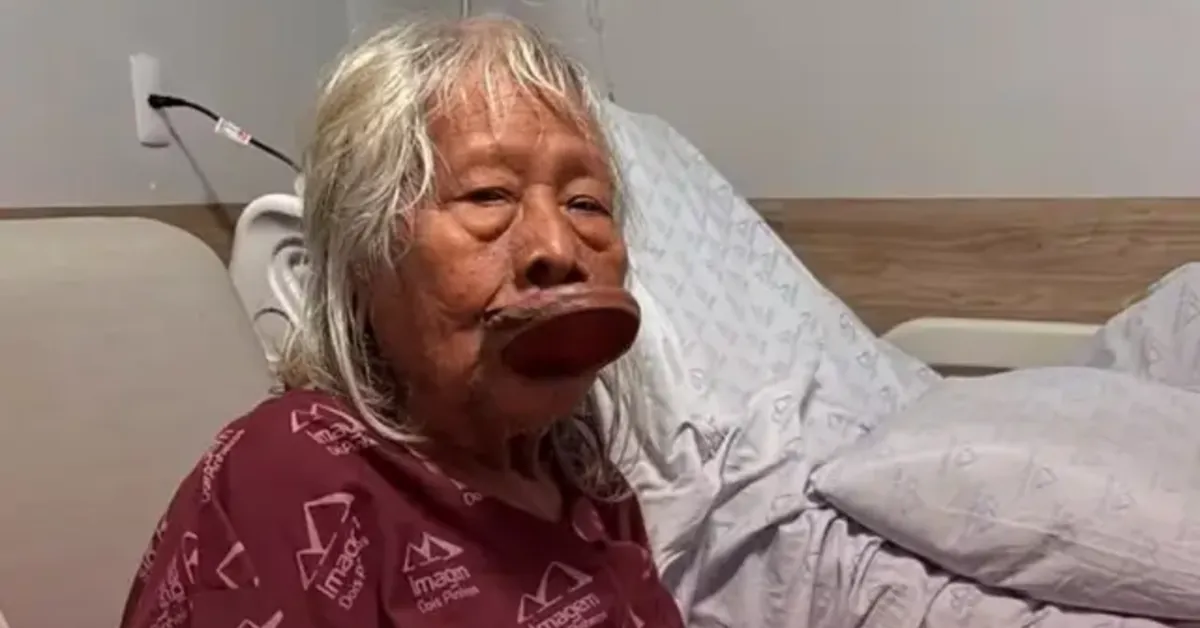 Aos 94 anos, cacique Raoni Metuktire enfrenta um câncer agressivo no aparelho digestório e recebe cuidados paliativos em casa, no Mato Grosso.