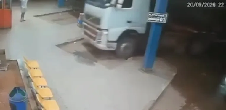 Caminhão estava sem motorista e invadiu sozinho área de terminal rodoviário