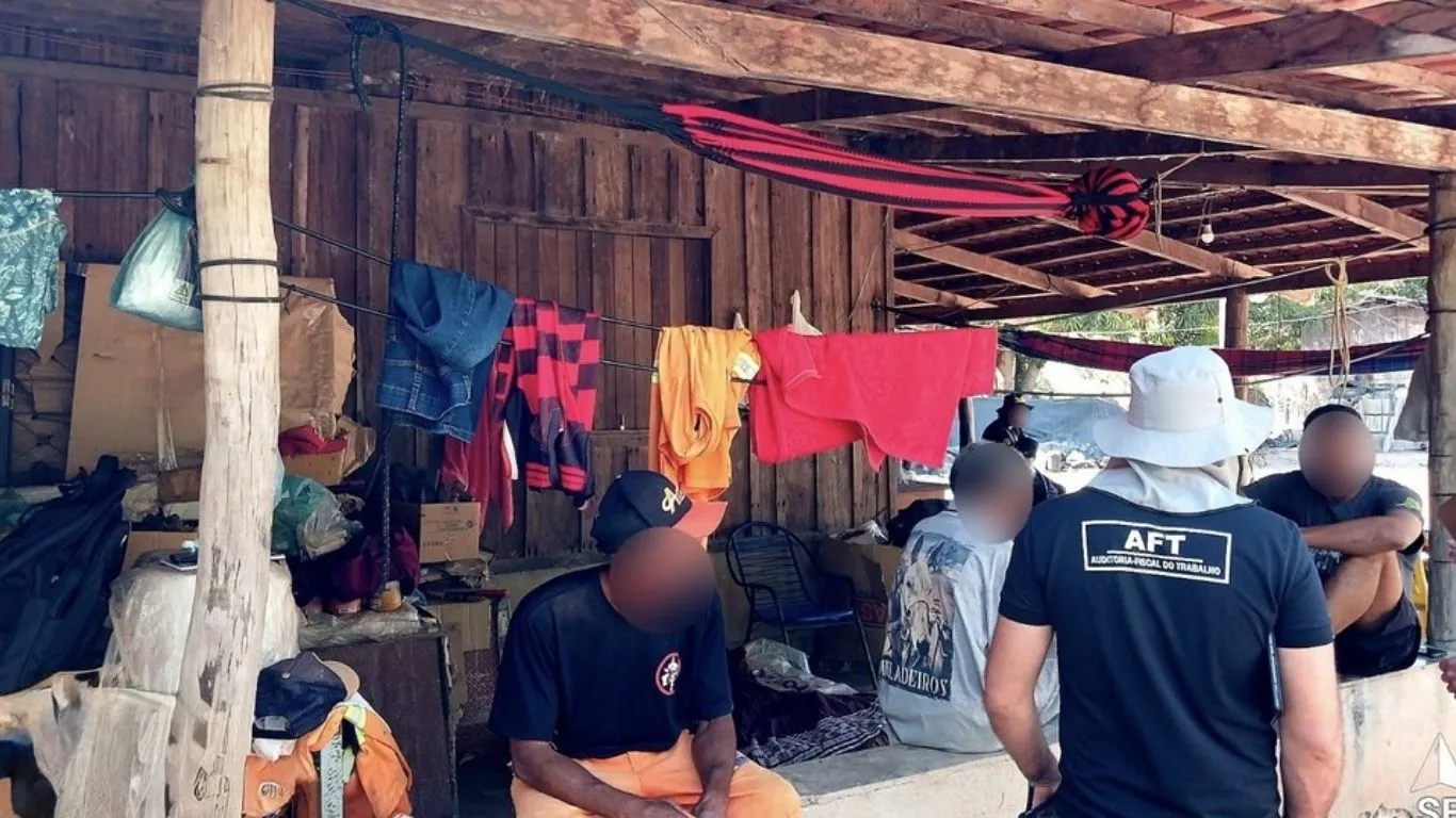 Ação integrada da Operação Resgate VI flagrou trabalhadores dormindo em depósito e expostos a agrotóxicos e esgoto a céu aberto em fazenda de pecuária.