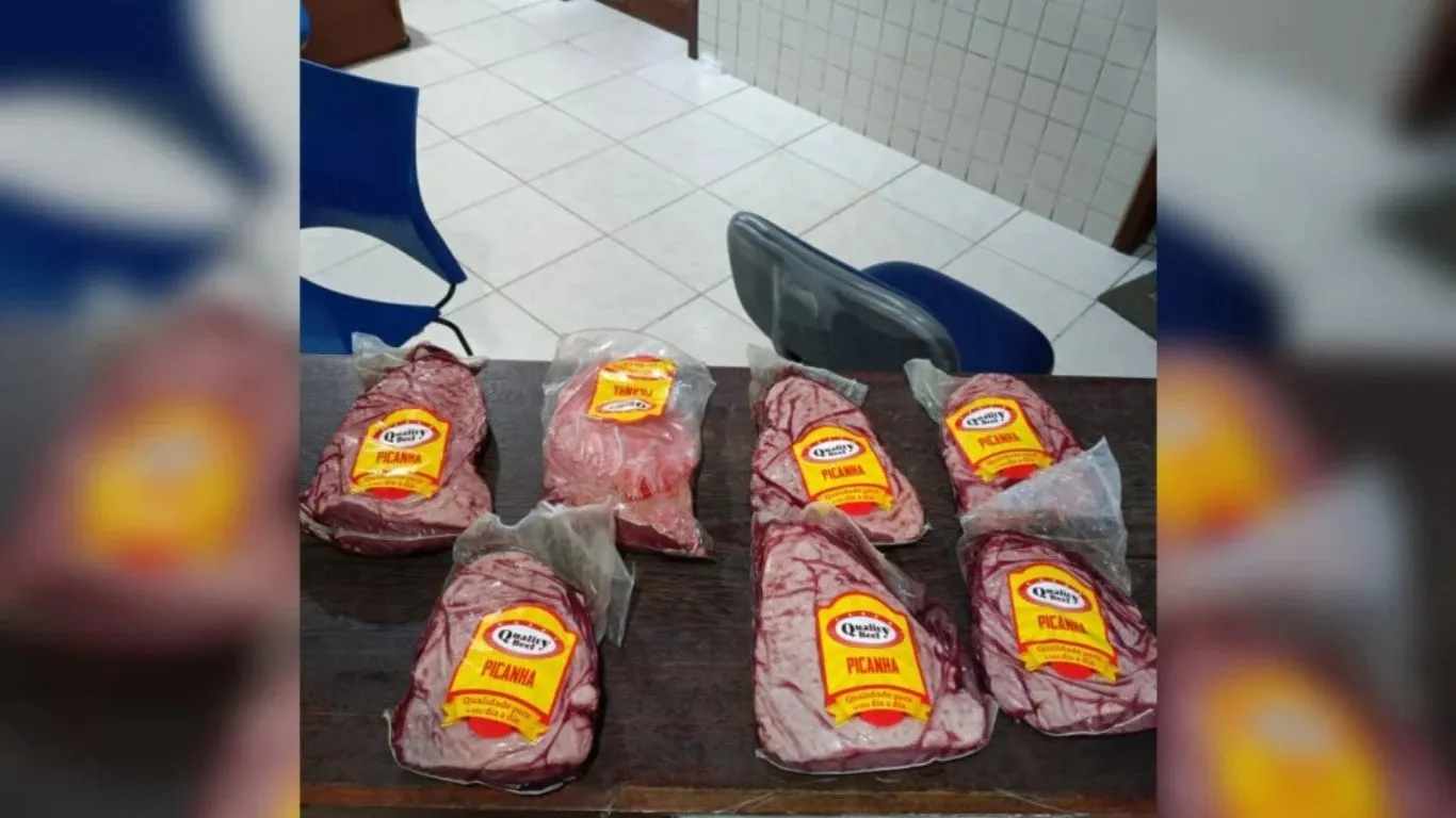 Suspeito foi contido por funcionários de supermercado; polícia recuperou sete peças da carne e autuou mulher por receptação.