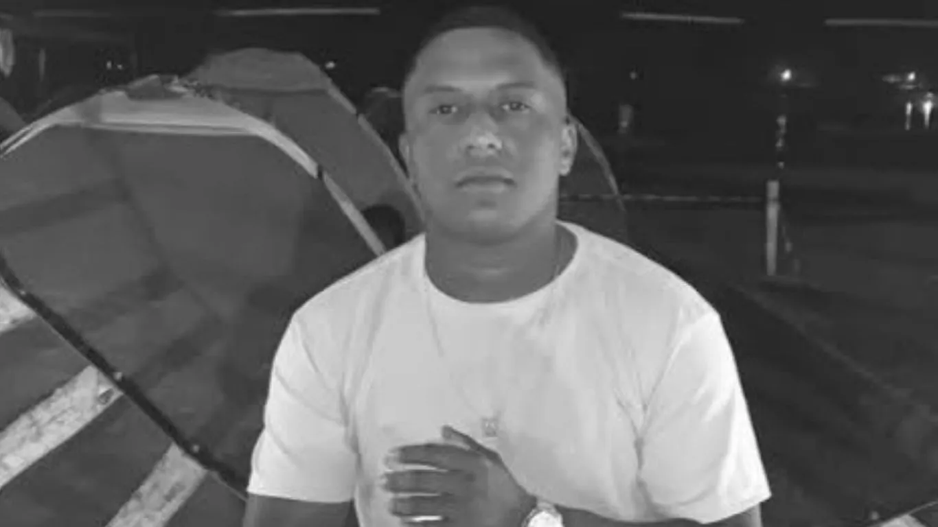 Jackson Santos de Oliveira, de 27 anos, conhecido como “Nego Jô”, foi surpreendido por dois homens que invadiram o imóvel; ninguém foi preso