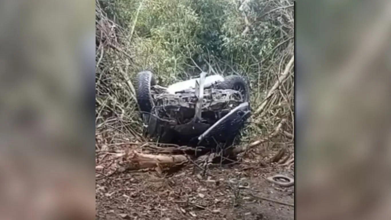 Caminhonete do prefeito de Tucumã, Dr. Celso Lopes, após despencar de ponte na rodovia BR-153.