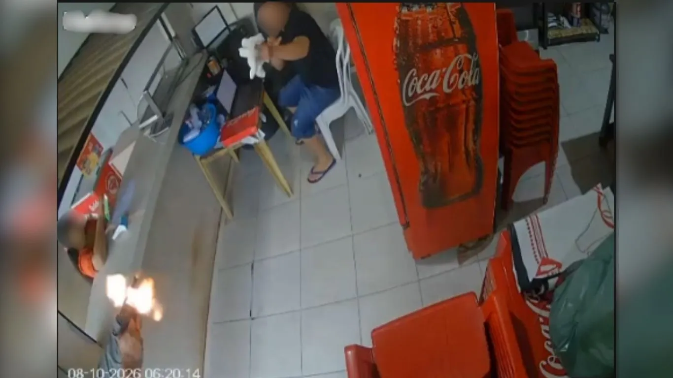 Momento em que homem armado entra no estabelecimento e atira contra vítima