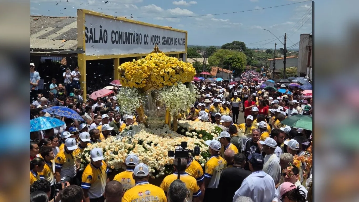 Multidão de devotos acompanha a Imagem Peregrina durante o percurso de cinco quilômetros pelas ruas de Tucuruí na manhã de domingo (11).