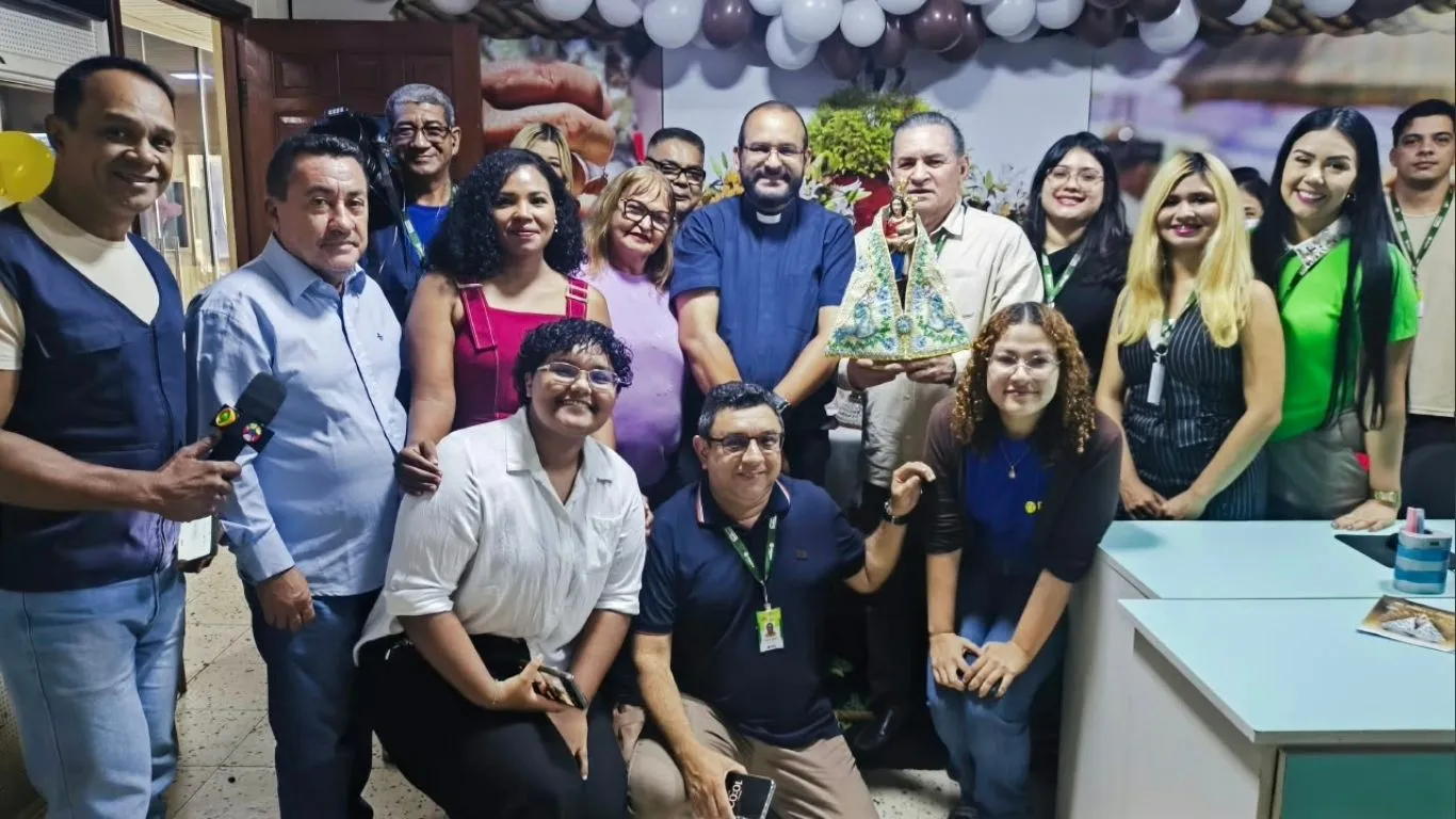 A imagem peregrina de Nossa Senhora de Nazaré percorreu todos os setores e estúdios do Grupo RBA Marabá na manhã desta sexta-feira (16).