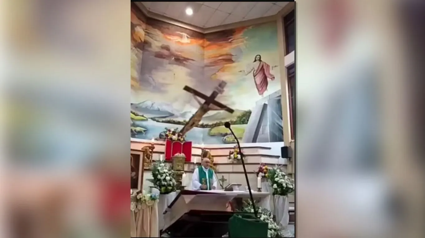 Transmissão ao vivo registrou o exato momento em que a pesada cruz de madeira se soltou e atingiu o sacerdote em Guayaquil.