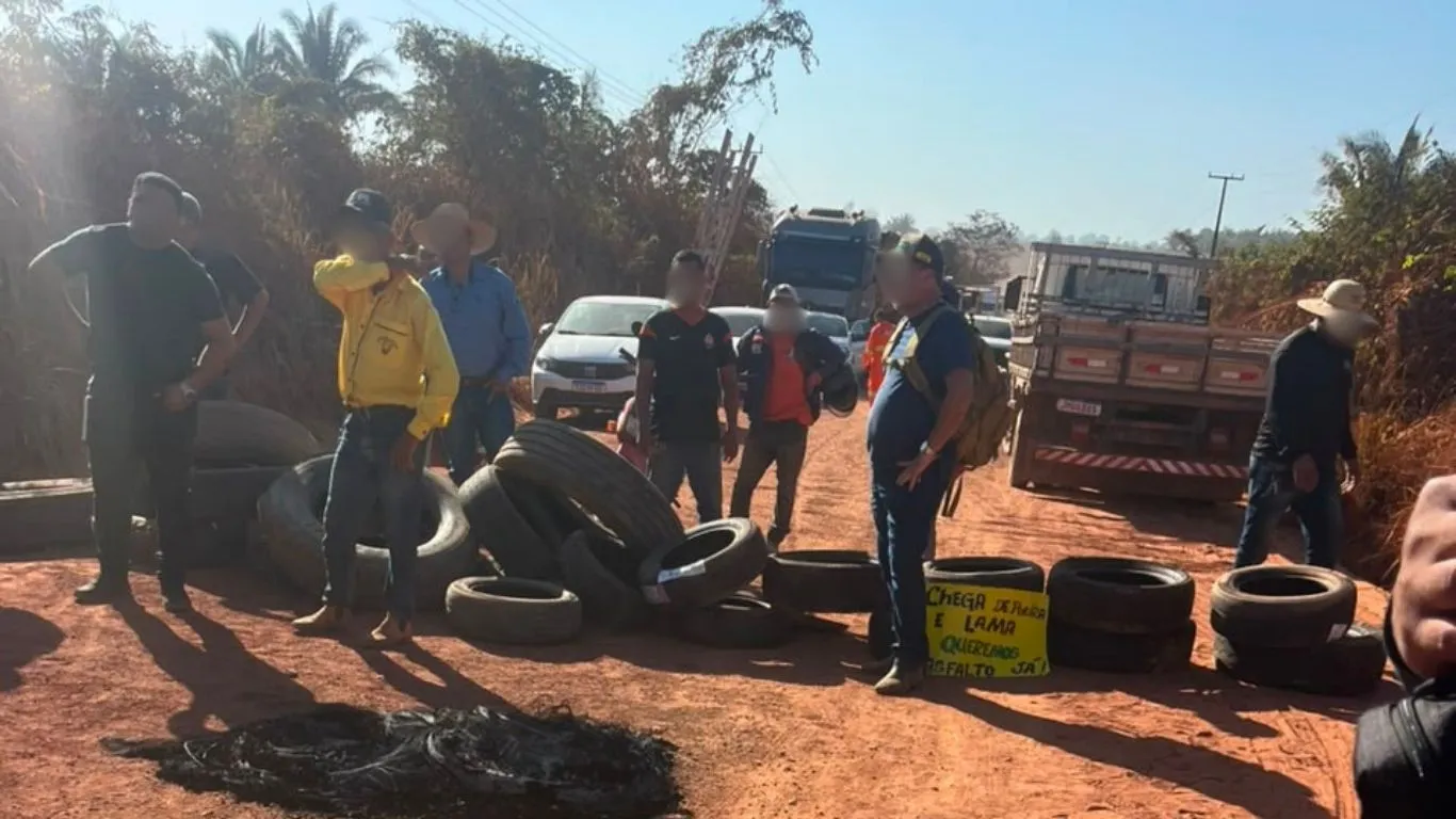 Protesto de residentes da comunidade do Rio Preto cobrou pavimentação asfáltica das autoridades; Polícia Militar acompanhou a ação.