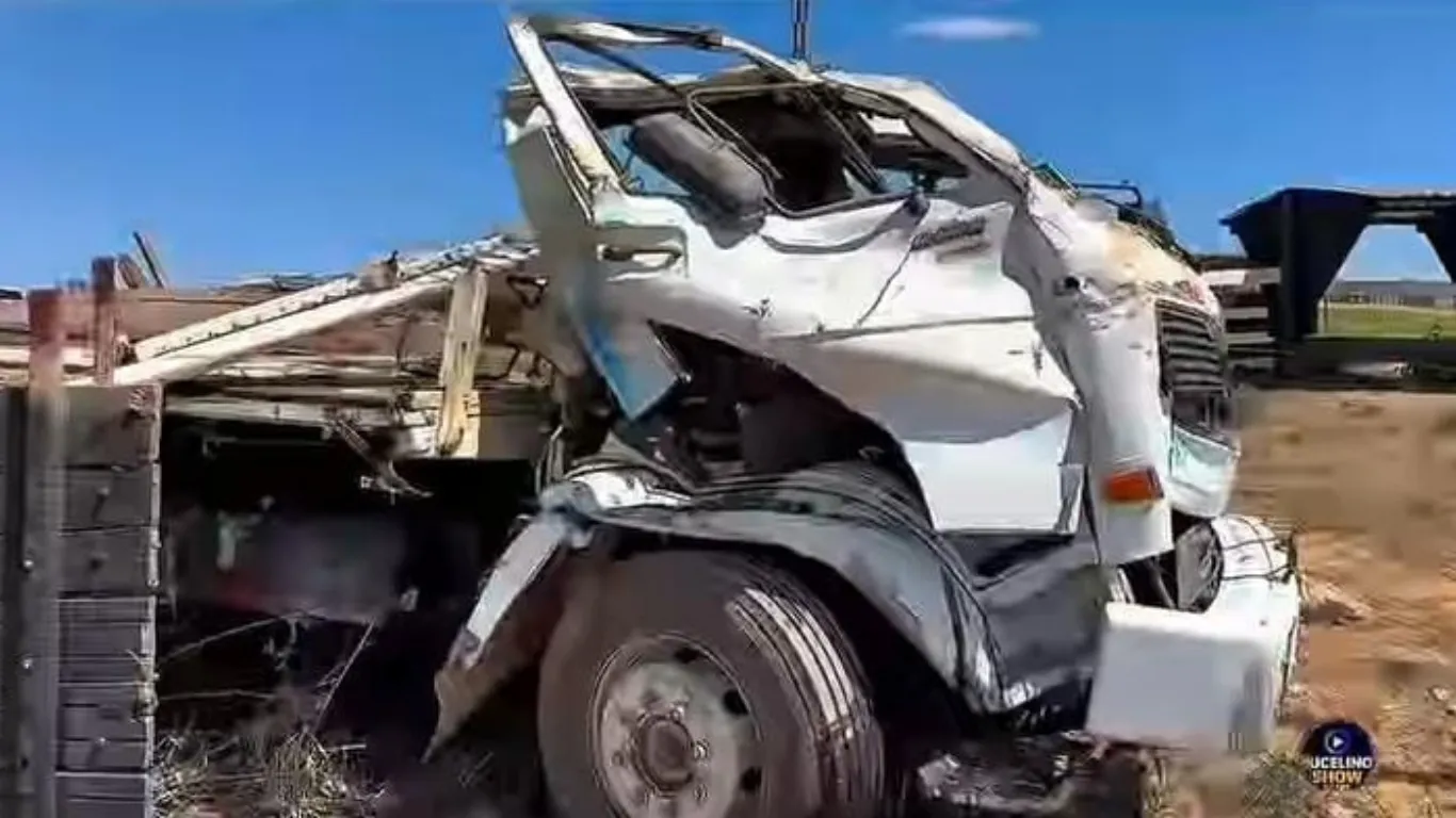 Ajudante não resistiu aos ferimentos e motorista ficou preso às ferragens no trecho entre as vicinais P13 e P33.