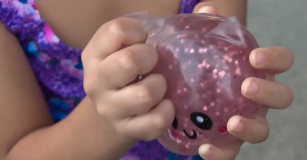 Coloridos e populares entre as crianças, os squishies acenderam um alerta após acidentes com queimaduras no Brasil e no exterior. O Inmetro recomenda atenção ao selo de certificação e aos riscos de aquecer ou modificar o brinquedo.