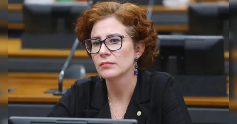 Imagem ilustrativa da notícia: Carla Zambelli pede ao STF para voltar ao Brasil