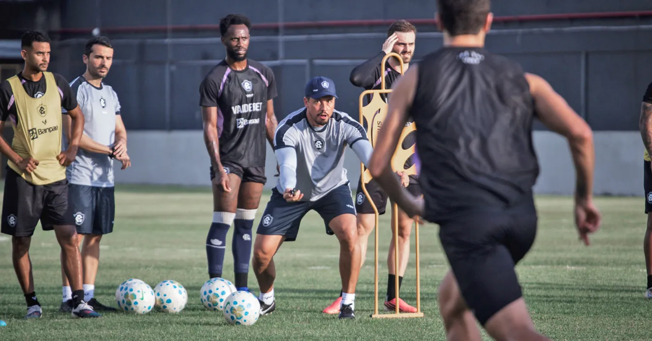 Treinador estreia neste sábado (19) no comando azulino