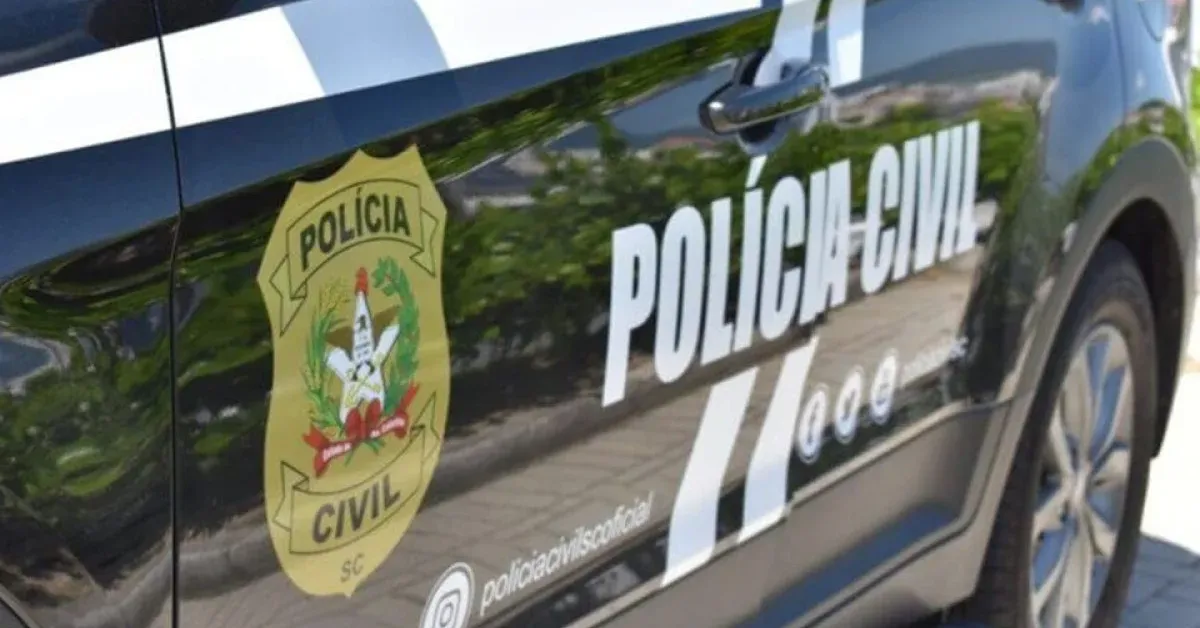 Uma mulher de 50 anos foi presa suspeita de tentar matar o próprio irmão dentro de um hospital em Brusque (SC). Segundo a Polícia Civil, ela teria desligado o oxigênio do paciente, retirado a traqueostomia e injetado um líquido ainda não identificado.