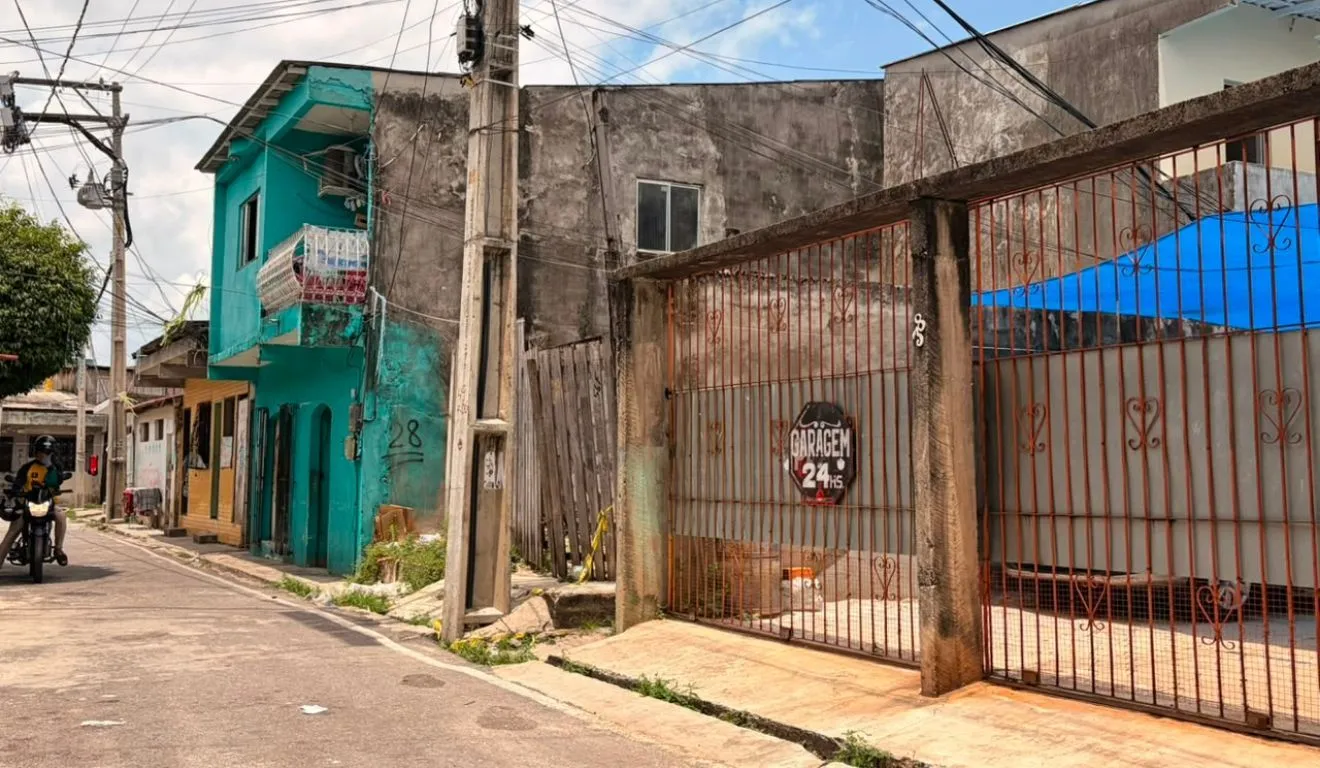 Segundo informações preliminares, os dois seriam um casal e moravam na mesma residência aos fundos, quando por volta de 4h da madrugada dois suspeitos ainda não identificados teriam invadido a casa e e exeutado as vítimas com disparos de arma de fogo.