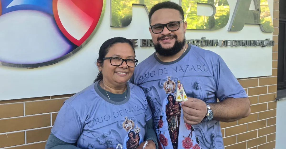 Cláudia e Gleison caminham de Santo Antônio do Tauá até Belém para cumprir uma promessa feita a Nossa Senhora de Nazaré após a recuperação do filho, Paulo Henrique, que nasceu prematuro e foi diagnosticado com hidrocefalia.