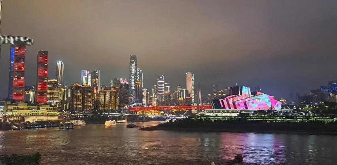 Descubra como Chongqing, a maior cidade do mundo, se transformou em um polo industrial e tecnológico na China.