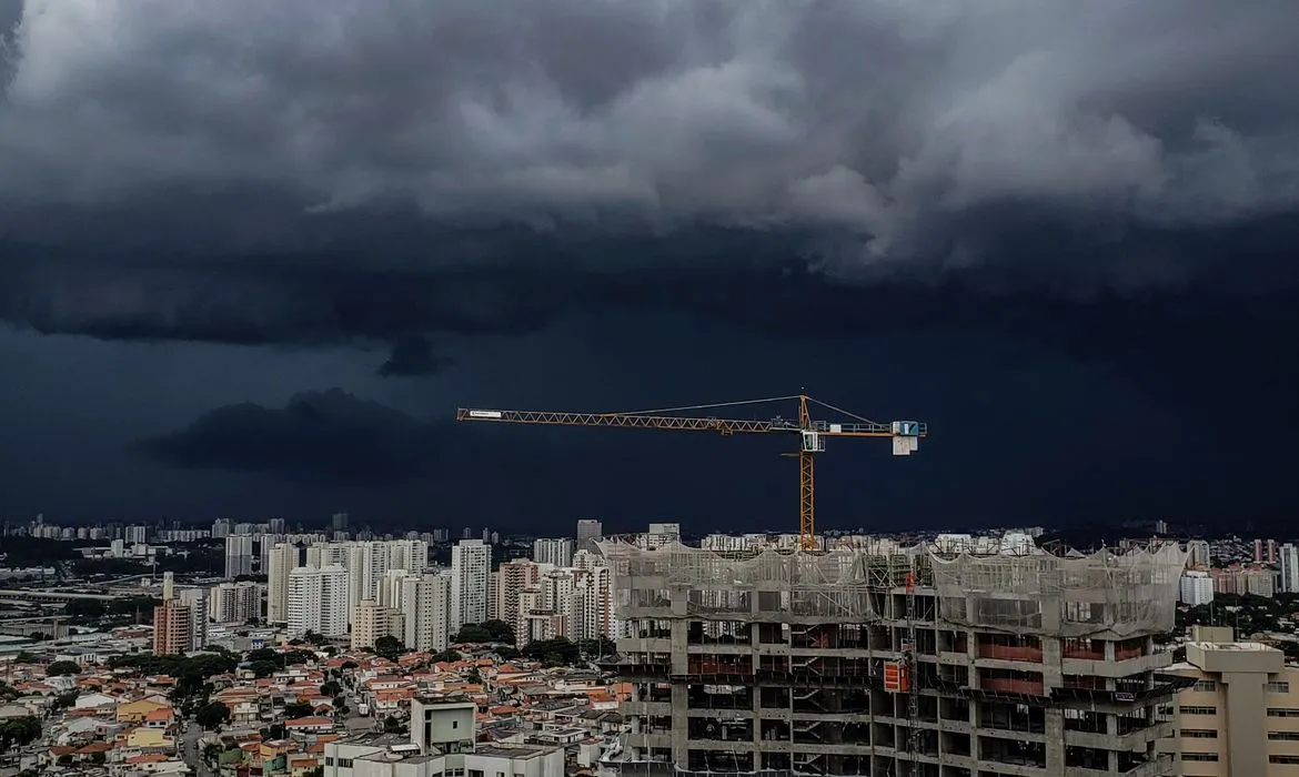 Na Região Norte, chove com trovoadas no Amazonas, Acre, Rondônia, Roraima, no centro e sul do Pará e no Tocantins