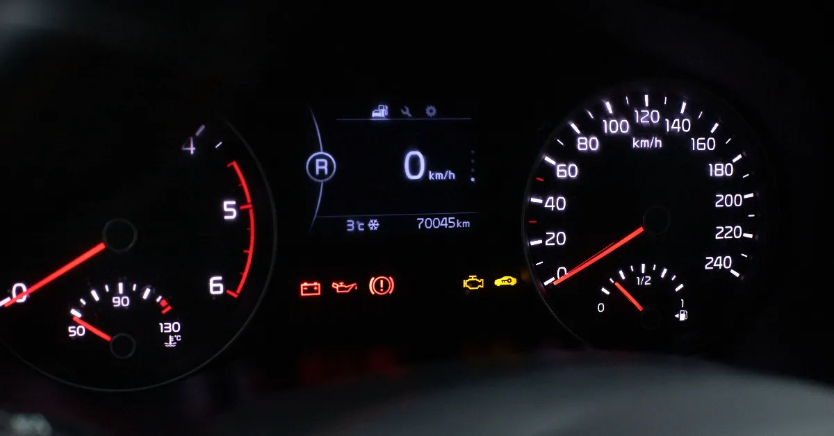 Antes de pegar a estrada, vale conferir as luzes do painel do carro. Cada cor transmite um alerta diferente e saber interpretá-las pode ajudar a identificar problemas e evitar imprevistos durante o trajeto.