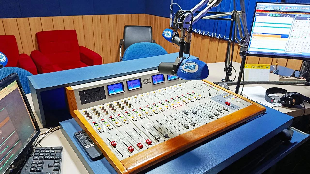 stúdio renovado da Rádio Clube FM 100,7 Mhz durante transmissão ao vivo em Marabá, celebrando cinco anos de operação na frequência FM.