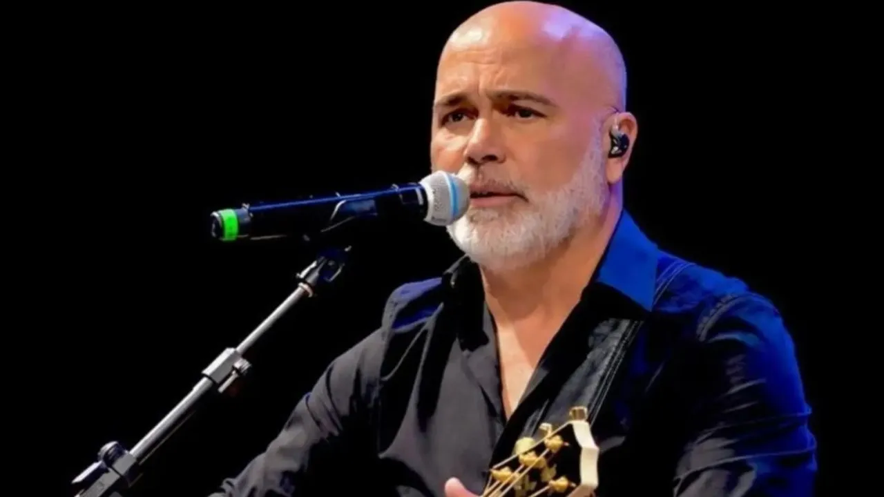 O cantor e compositor Rick Sollo em apresentação musical. Além do sucesso nos palcos com a dupla Rick & Renner, o artista assinou grandes hits da música sertaneja.