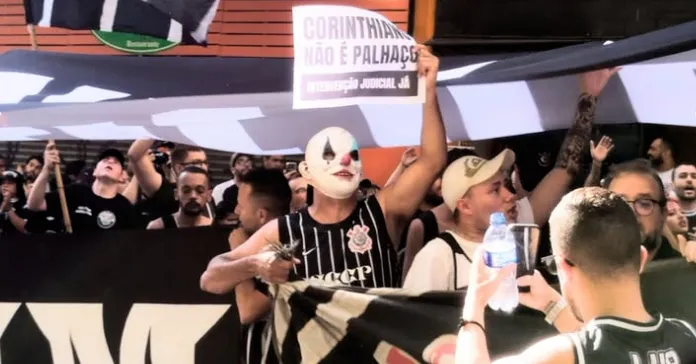 Torcedores cobram mudanças nas políticas do clube