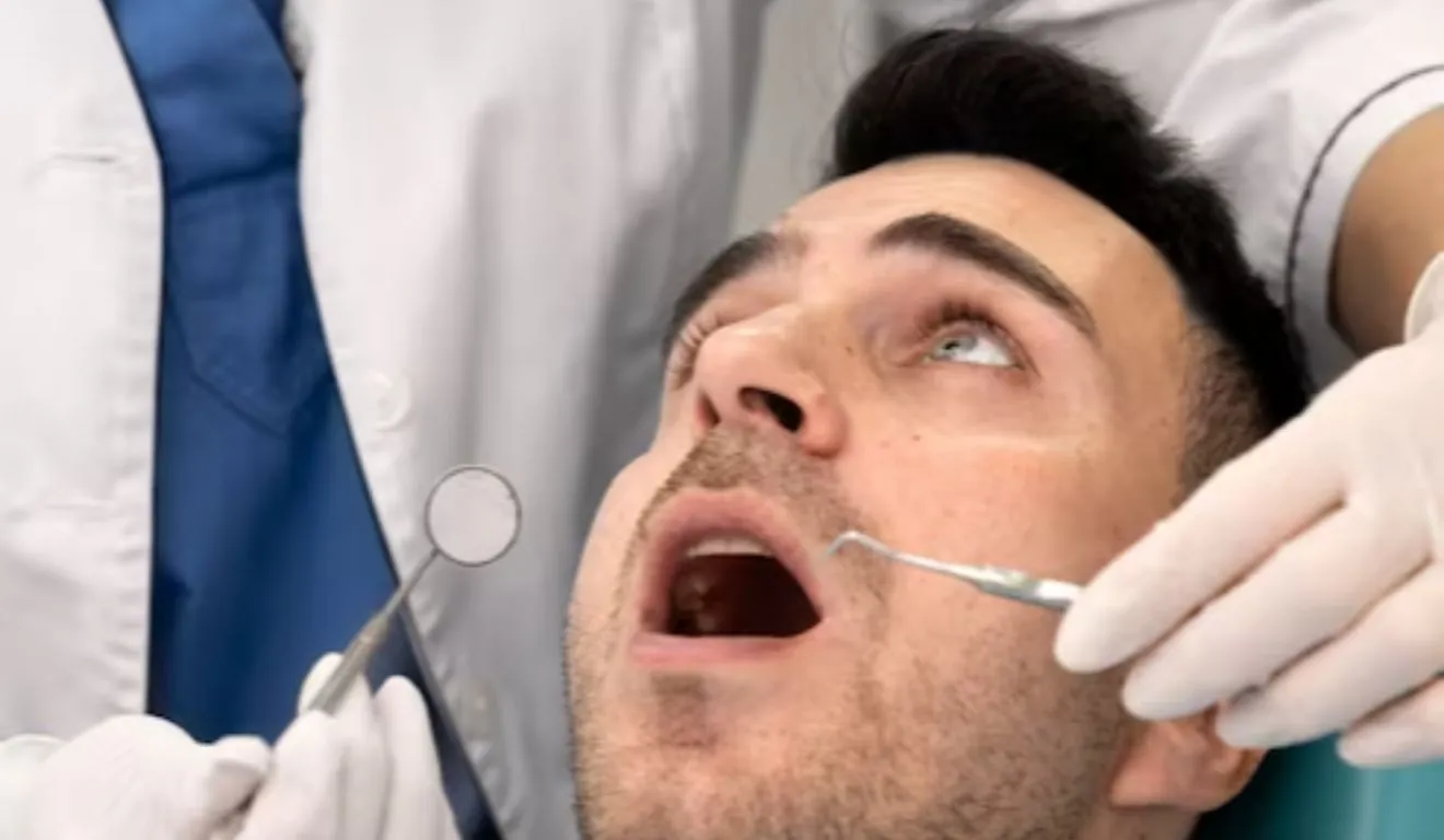 Estudo revela que bactérias na boca podem indicar risco de câncer colorretal através de amostras de saliva, oferecendo método diagnóstico promissor.