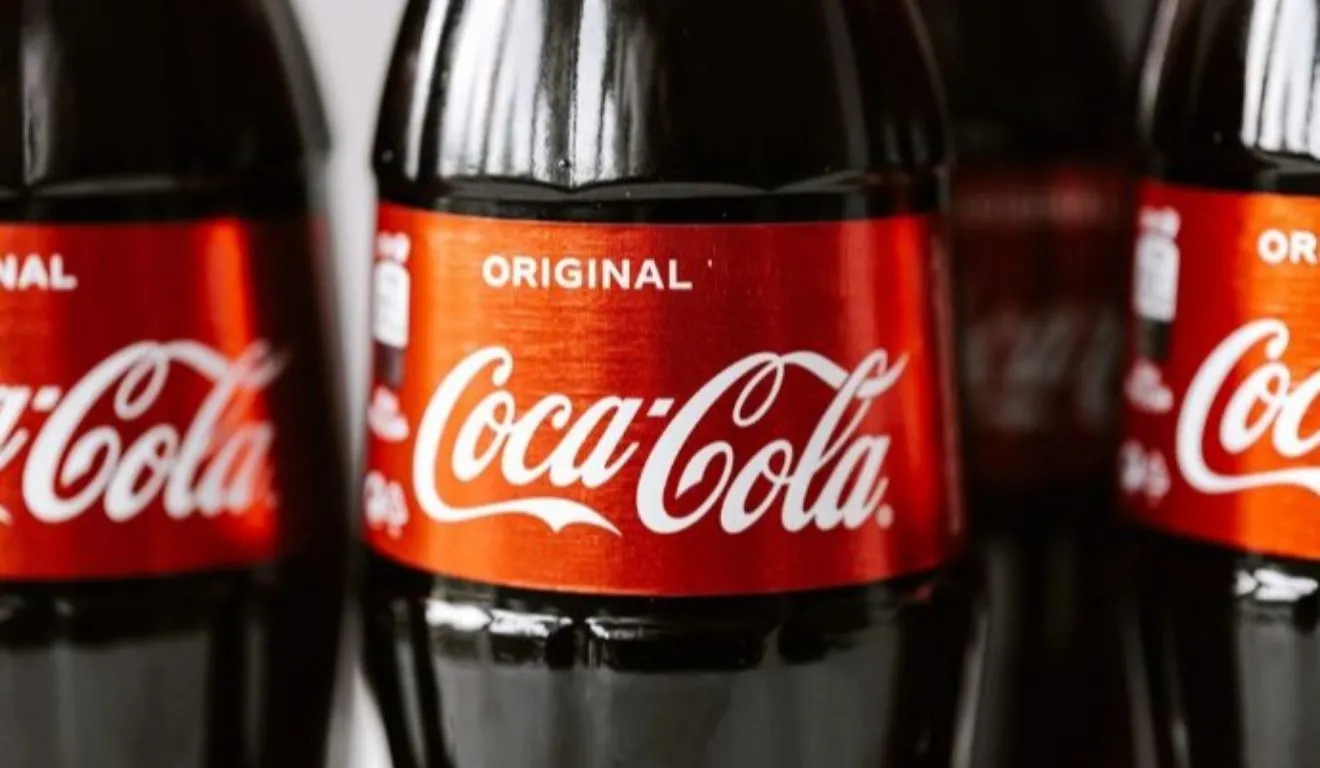A empresa Coca-Cola fechou fábricas na África do Sul e Estados Unidos
