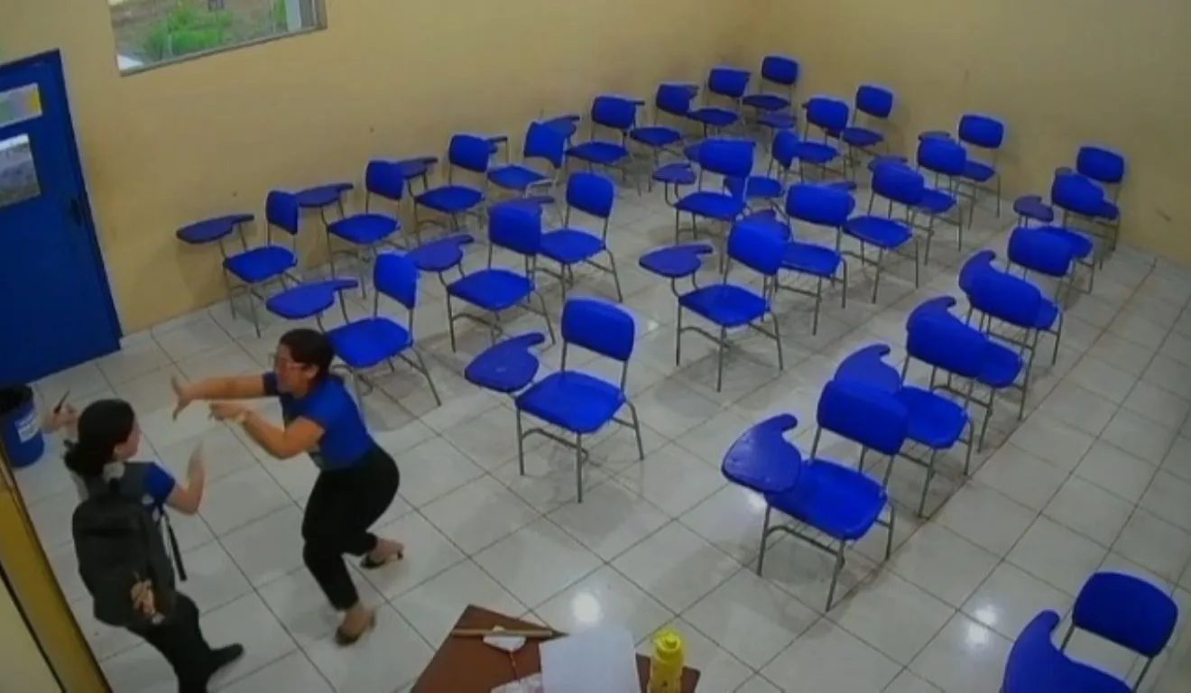 A adolescente foi apreendida pela PM após o ataque