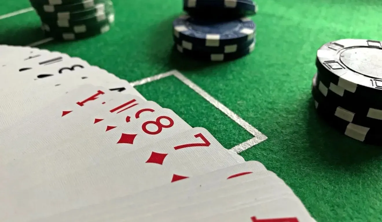 Descubra como o poker online engaja jogadores por meio de interatividade e raciocínio estratégico, tornando-se um esporte da mente.