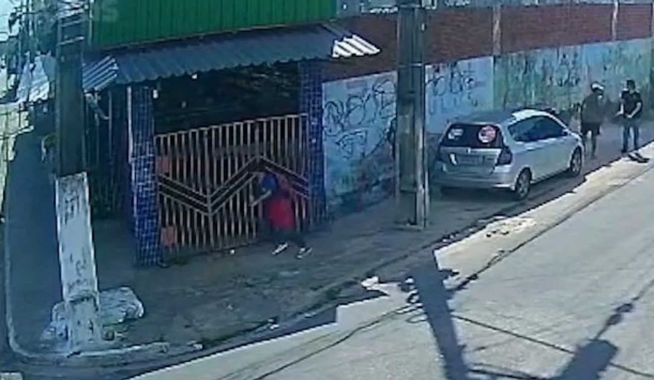 O suspeito usou uma arma branca para assaltar os estudantes