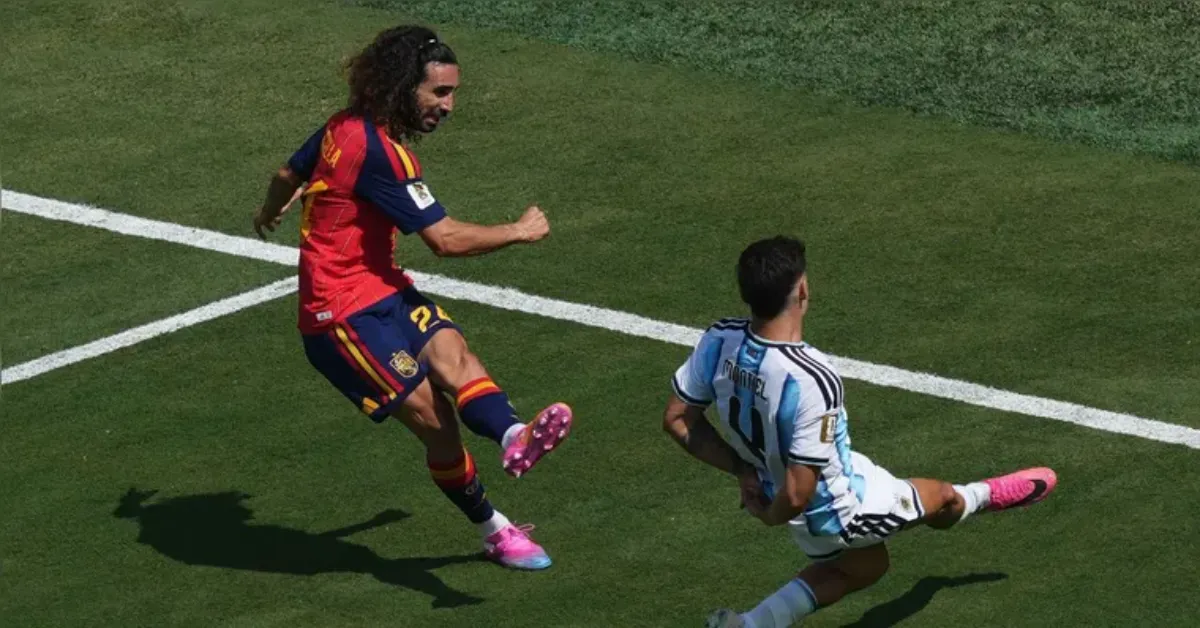 Argentina é punida pela Fifa após episódios na Copa do Mundo. A seleção foi multada em US$ 321 mil (cerca de R$ 1,6 milhão) por cantos racistas da torcida e uma manifestação política sobre as Malvinas.